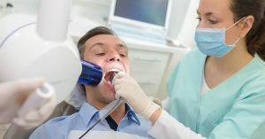 Tái khám thường xuyên để bác sĩ theo dõi sát sao tình trạng chảy máu chân răng