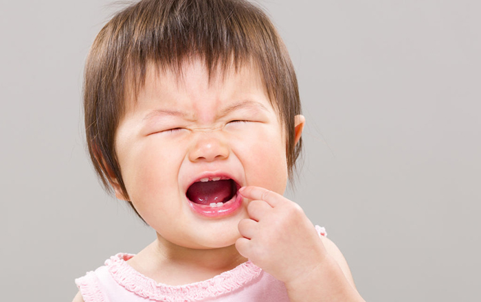 Quấy khóc là một triệu chứng sốt mọc răng điển hình nhất