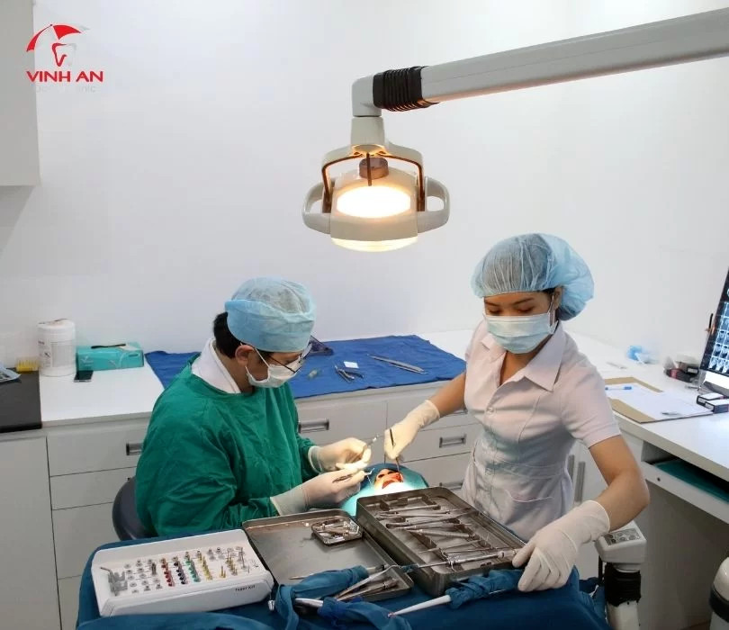 Trồng Răng Implant Có Nguy Hiểm Không? Những Biến Chứng Bạn Có Thể Gặp