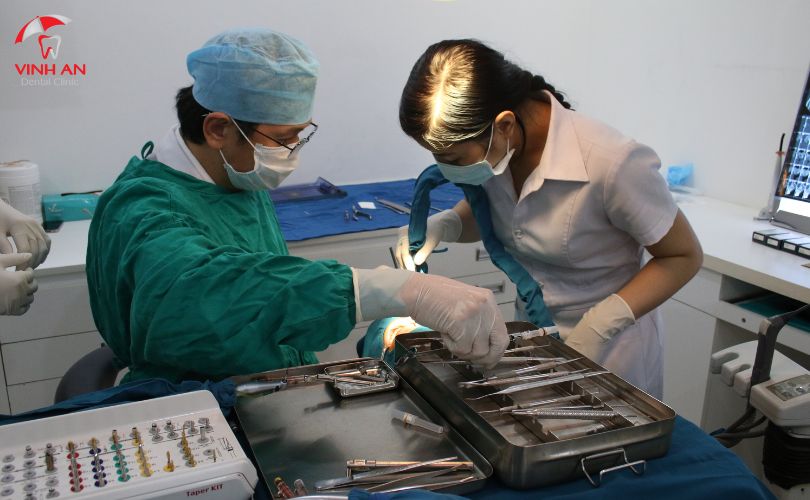 Trồng Răng Implant Có Nguy Hiểm Không? Những Biến Chứng Bạn Có Thể Gặp