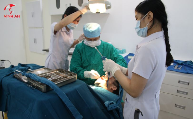 Trồng Răng Implant Có Nguy Hiểm Không? Những Biến Chứng Bạn Có Thể Gặp
