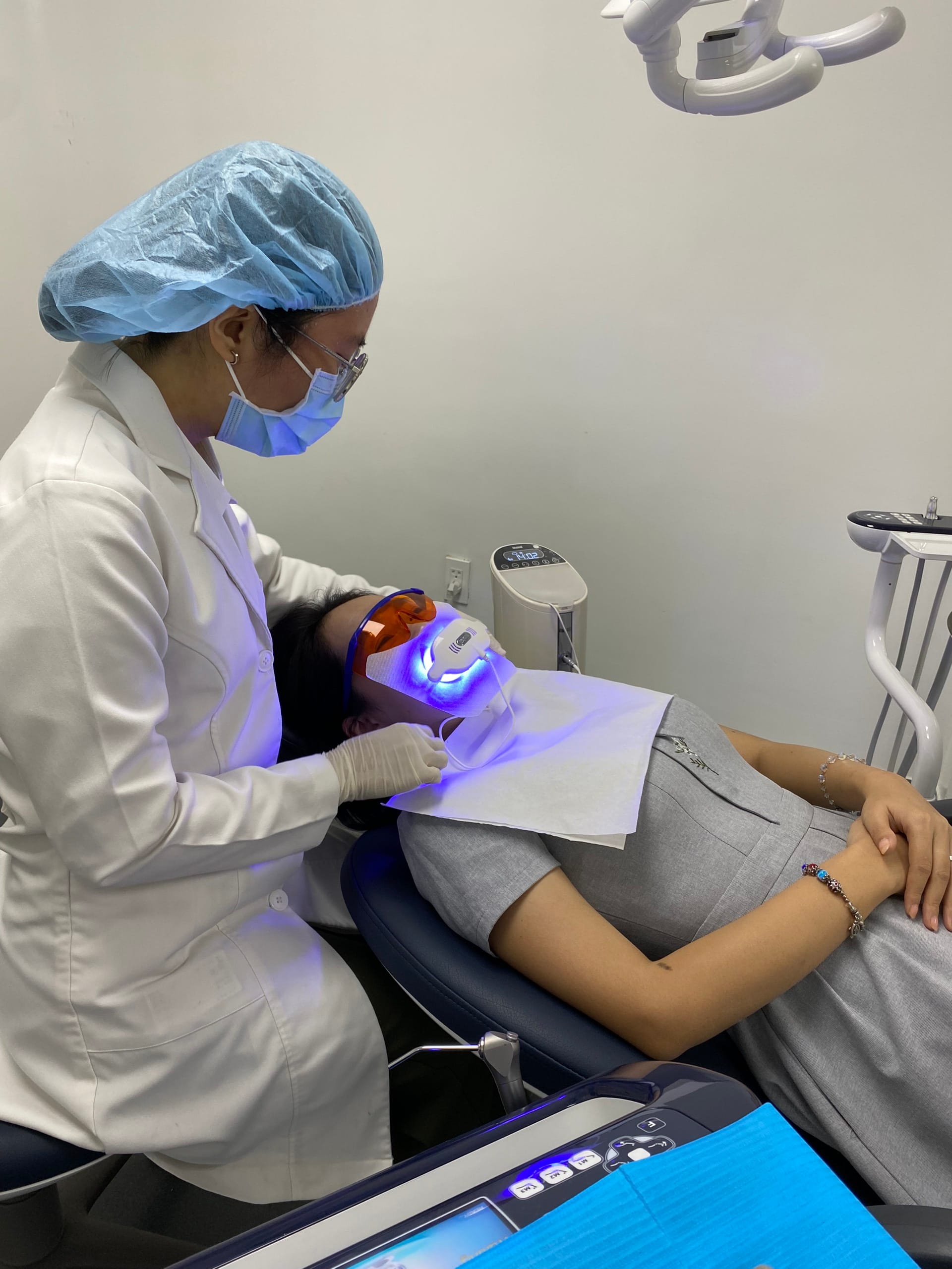 Răng sứ Titan có làm đen viền nướu