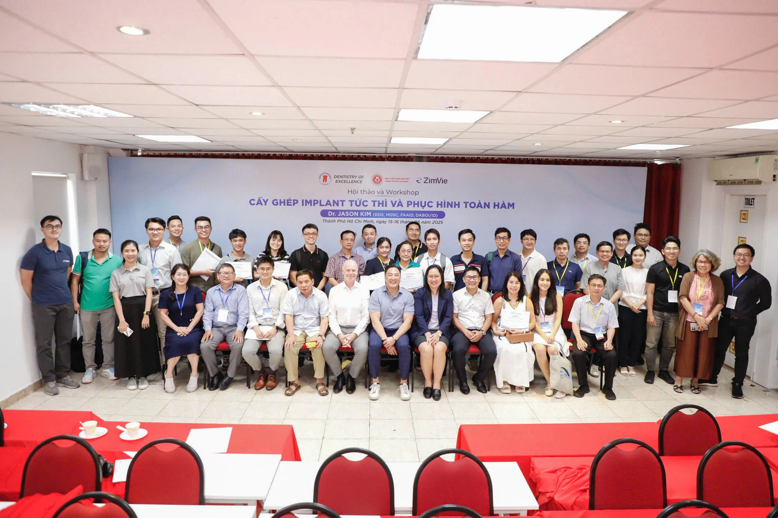 Các bác sĩ tham gia hội thảo implant